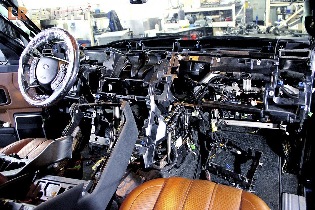Демонтаж передней панели и центральной консоли Range Rover